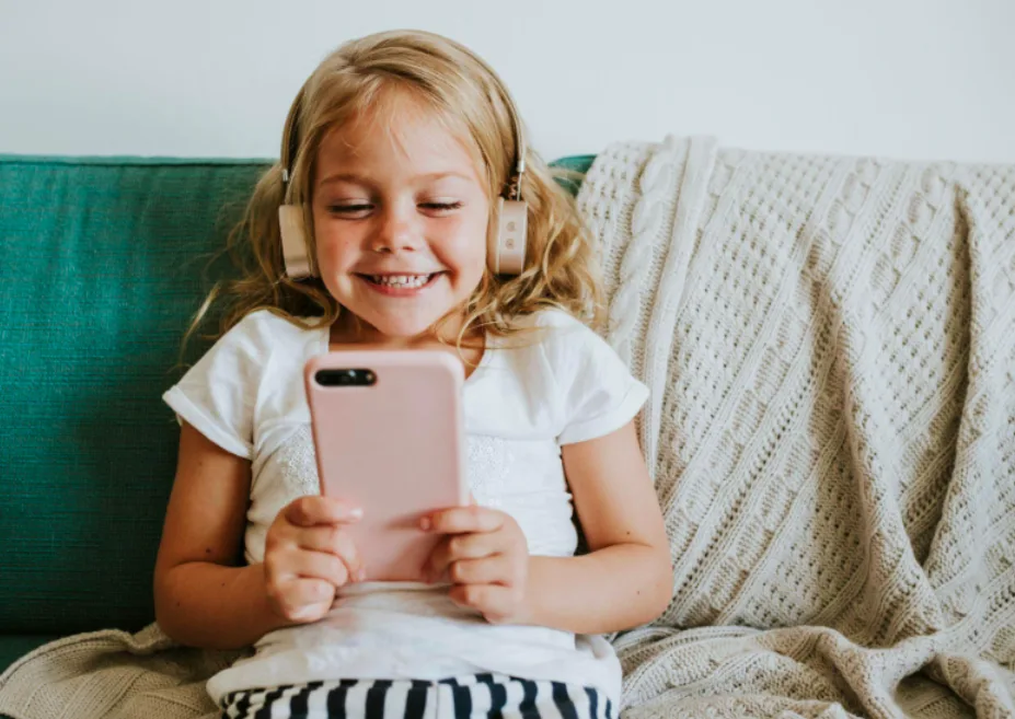 barn använder mobil
